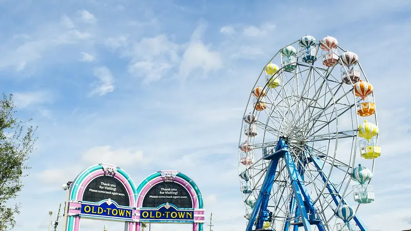 The colourful entrance and Ferris wheel at Old Town in Kissimmee